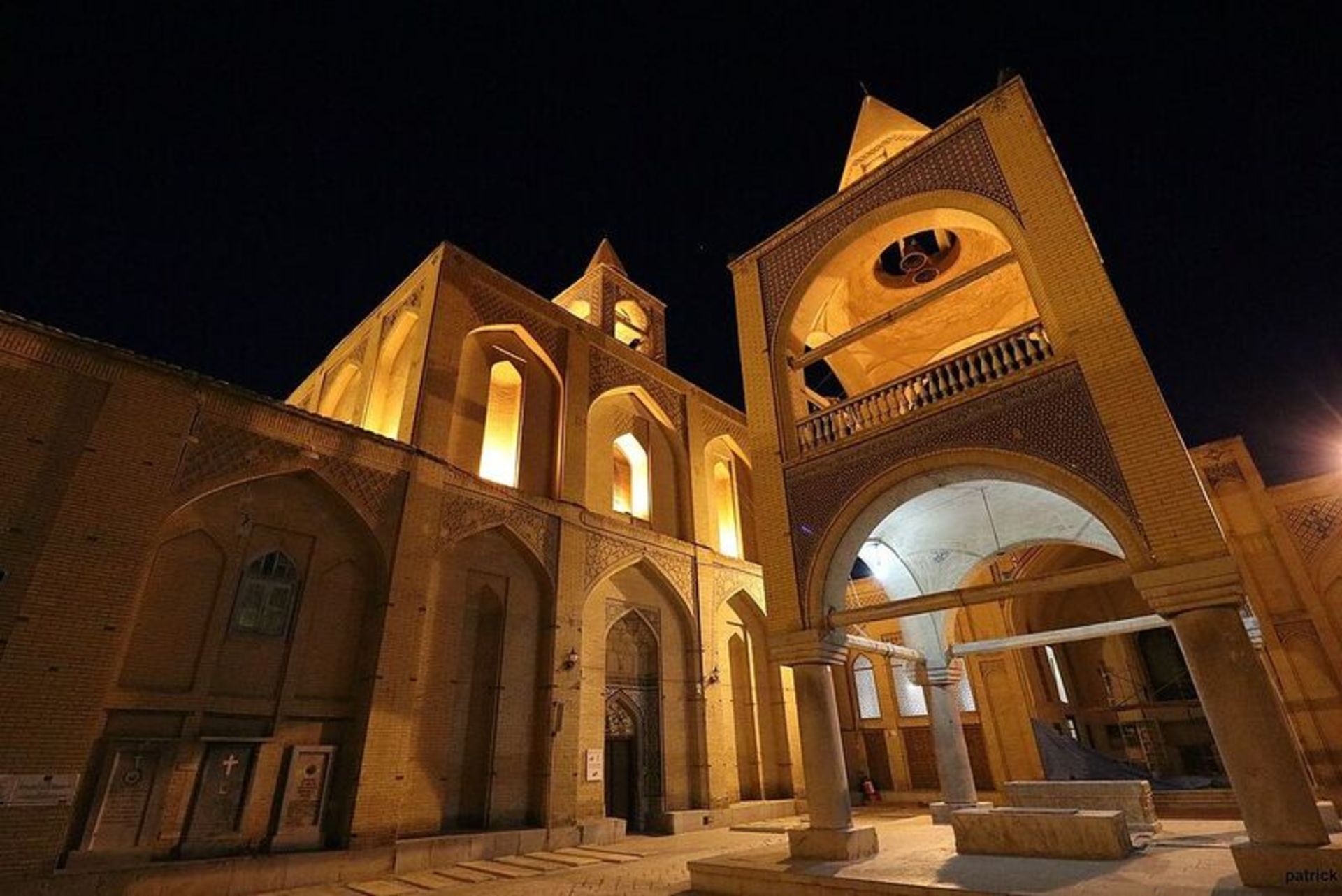 کلیسای وانک در شب، منبع عکس: ویکی‌پدیا،عکاس:پاتریک ساهاکیان