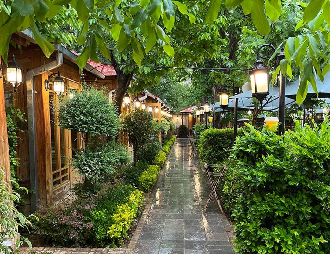 فضای باز و آلاچیق های رستوران عمارت قاجاریه؛ منبع عکس: گوگل مپ؛ عکاس: احسان چاوشی