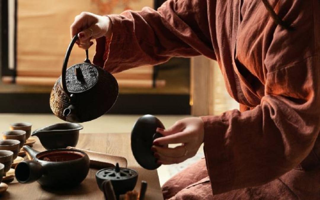 مراسم چای ژاپنی در حین آماده سازی؛ عکس از سایت chetor.com. عکاس: ناشناس