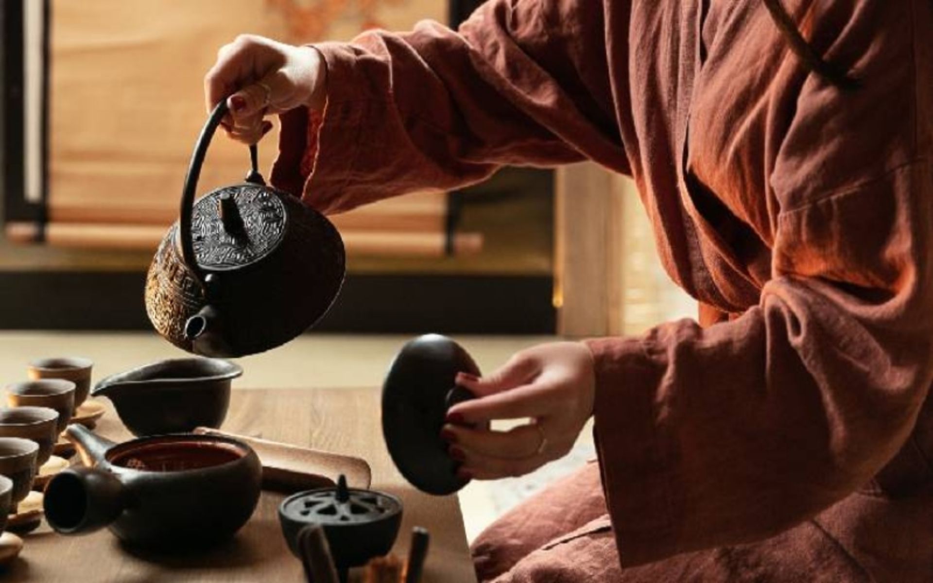 مراسم چای ژاپنی در حین آماده سازی؛ عکس از سایت chetor.com. عکاس: ناشناس