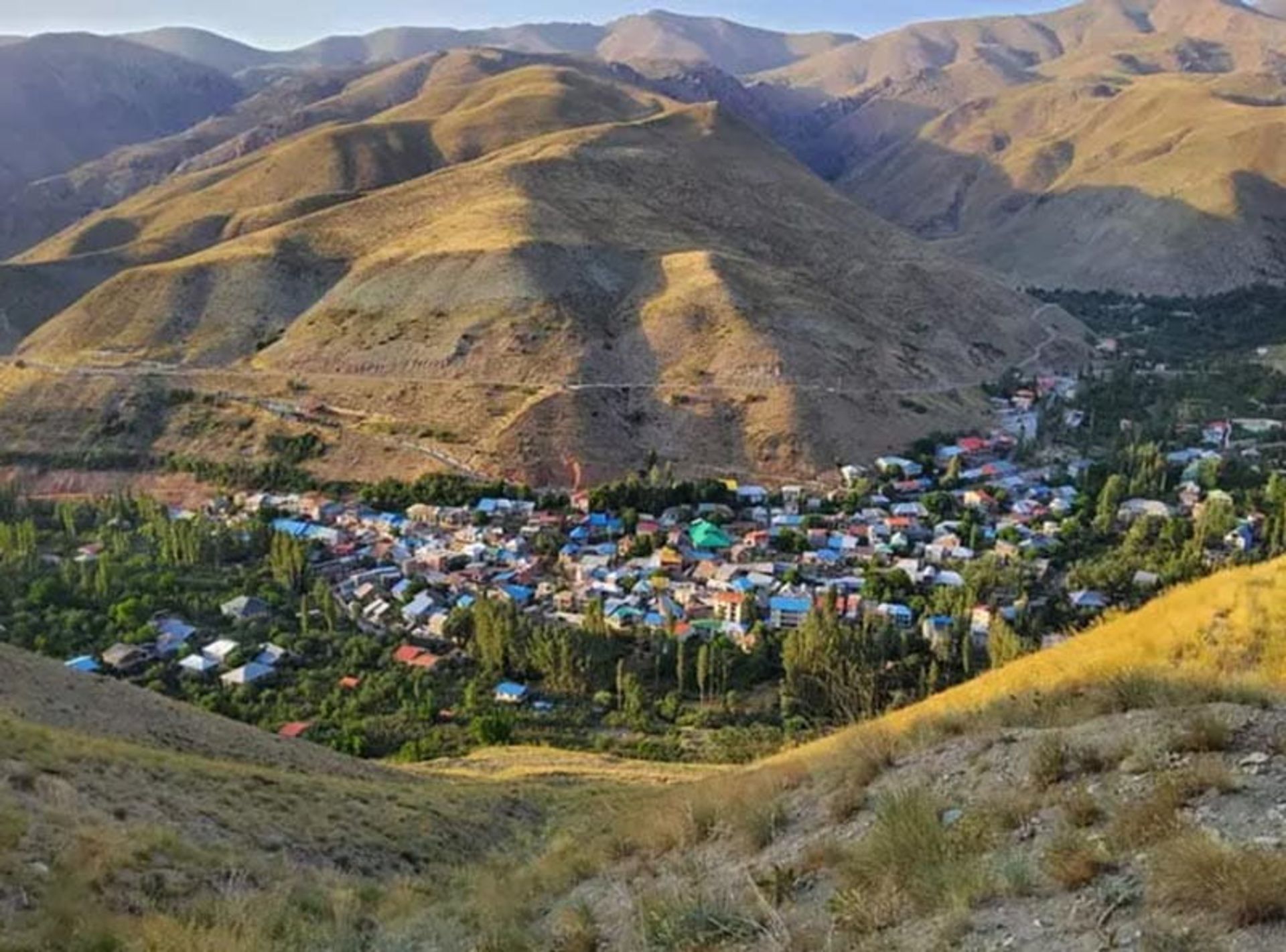 روستای شهرستانک در دامنه کوهستان البرز، منبع عکس: سایت شهر خبر، عکاس: نامشخص