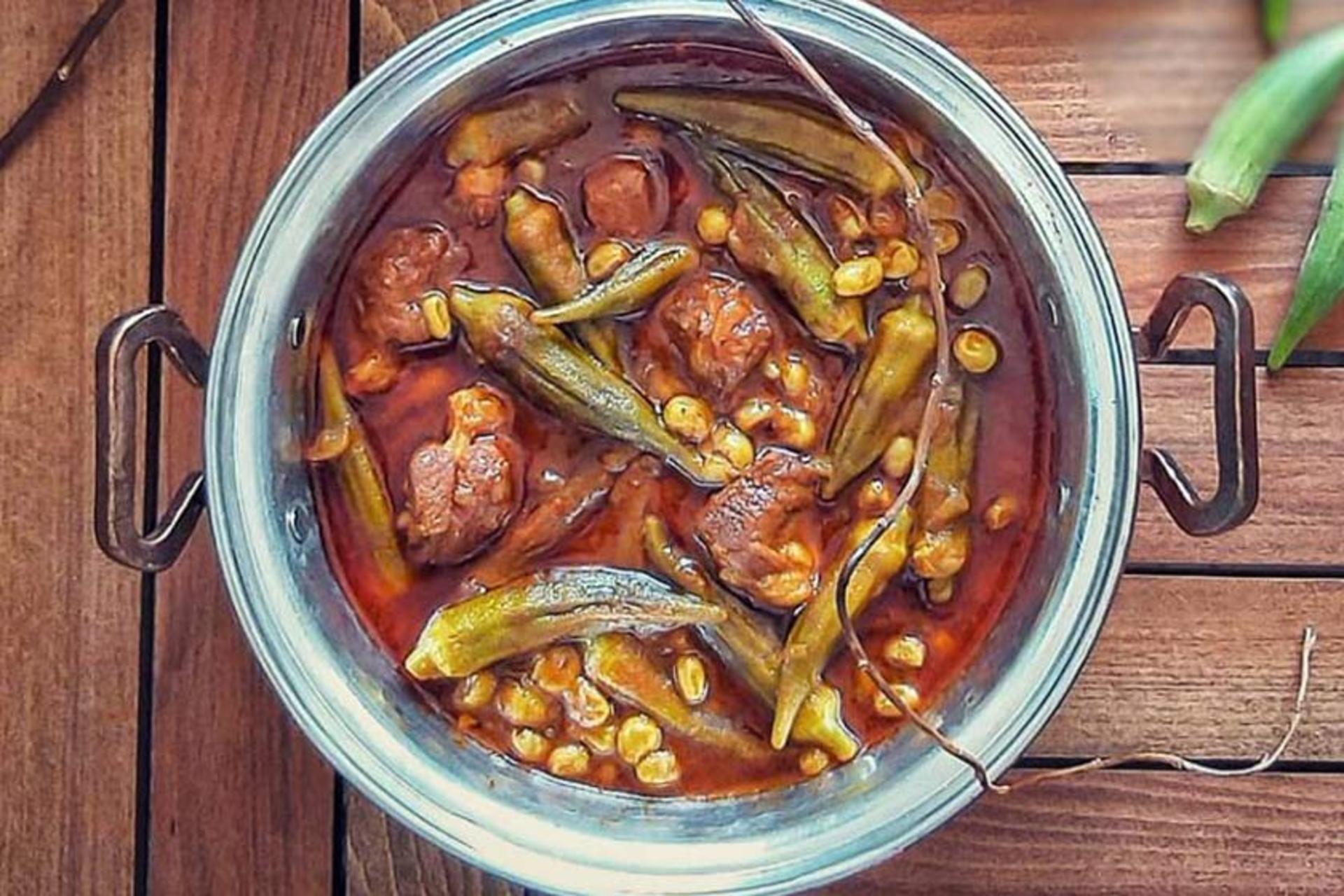 آبگوشت بامیه در قابلمه مسی، منبع عکس: uniqop.com، عکاس: نامشخص