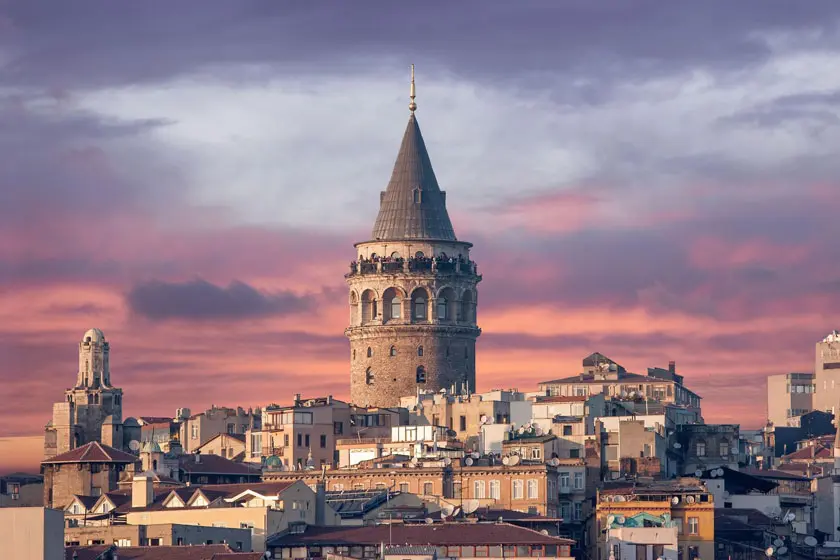 گردشگران در برج گالاتا؛ منبع عکس: وب سایت galata-tower.com؛ عکاس: نامشخص
