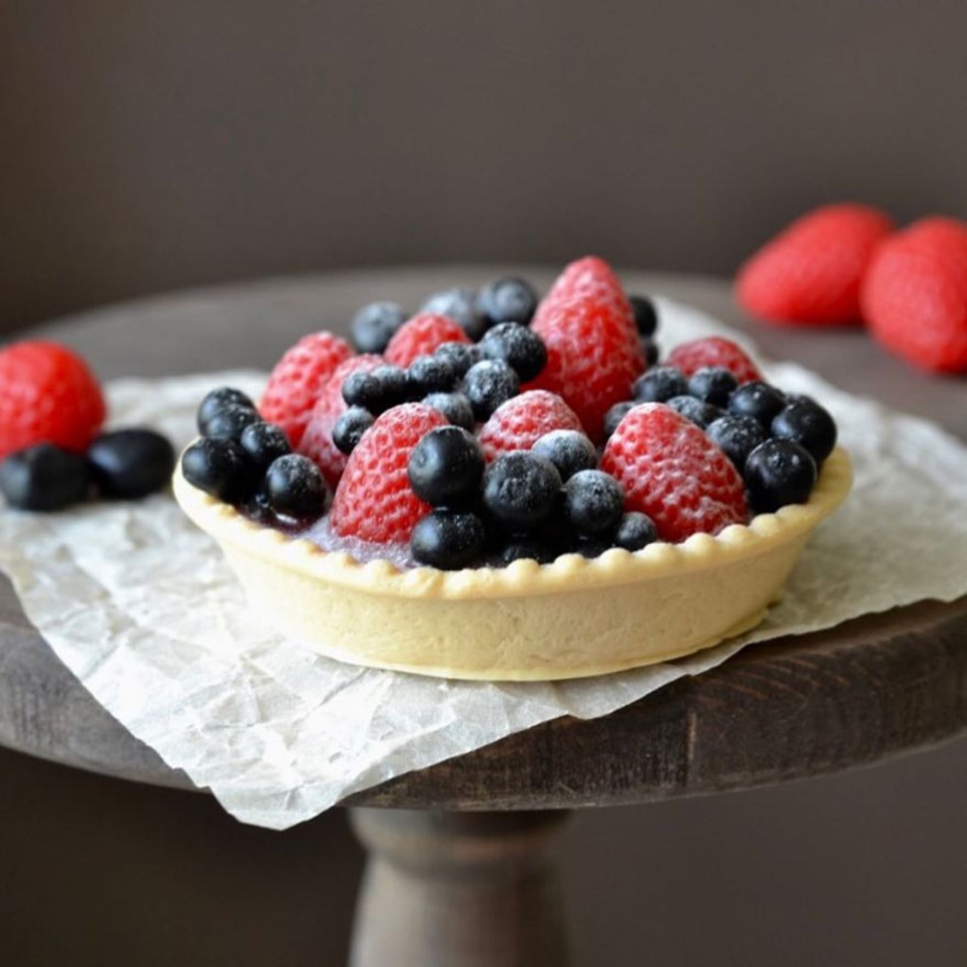 صابون به شکل تارت با تاپینگ انواع مختلف توت 