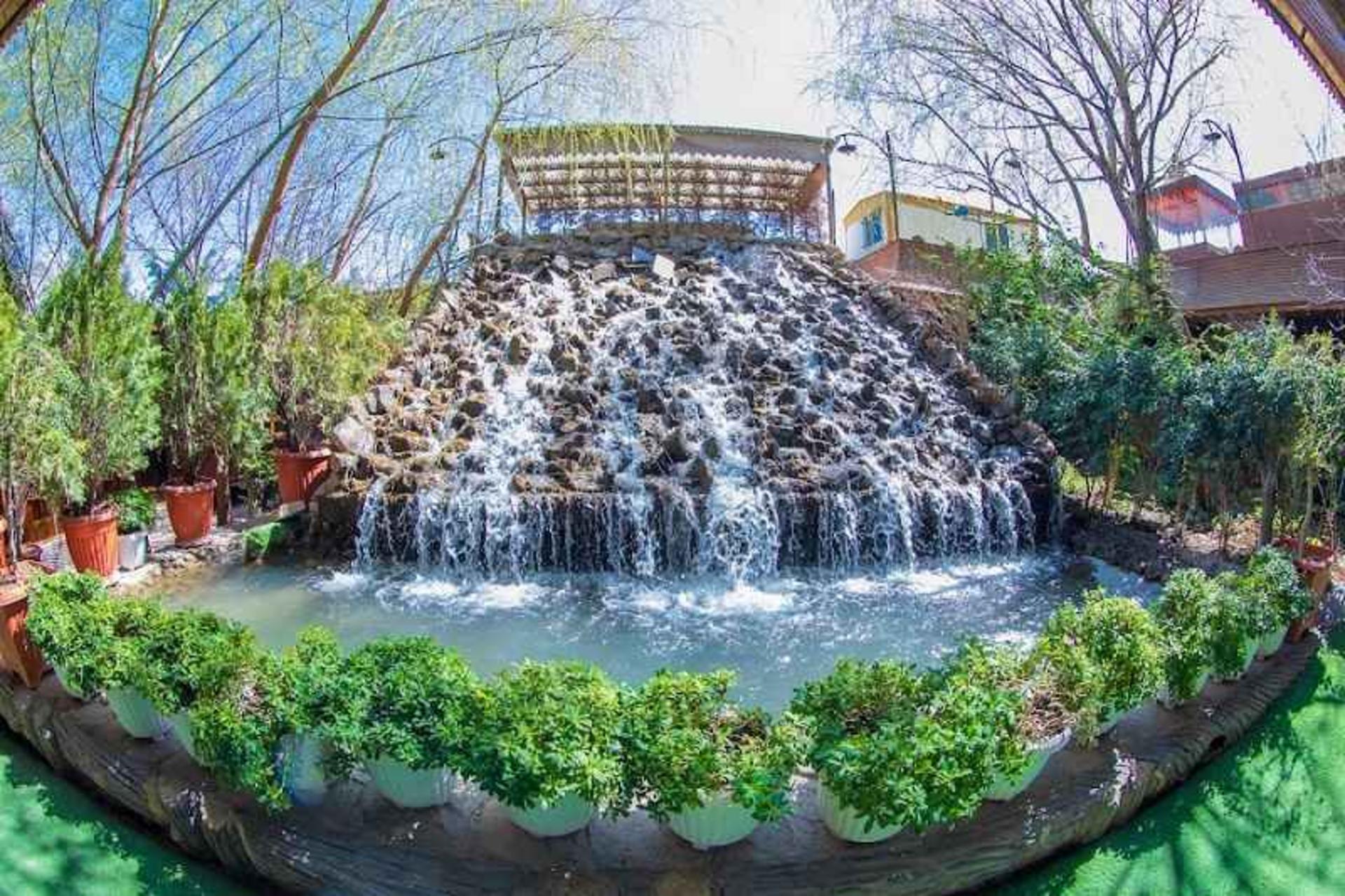 آبنمای رستوران خوشا؛ منبع عکس گوگل مپ. عکاس studio panowon