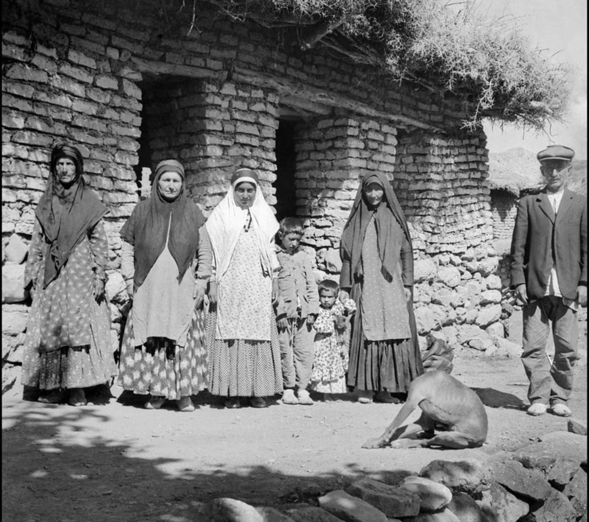 خانواده ای روستایی در ایران عصر قاجار