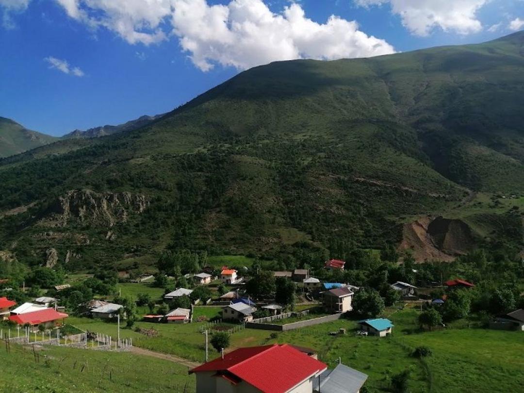 طبیعت و خانه های روستای الیت؛ منبع عکس: گوگل مپ. عکاس: Mehrdad Hosseini