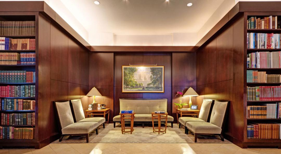 مبل ها و کتابخانه هتل لایبرری آمریکا؛ منبع عکس: libraryhotel.com، عکاس: نامشخص