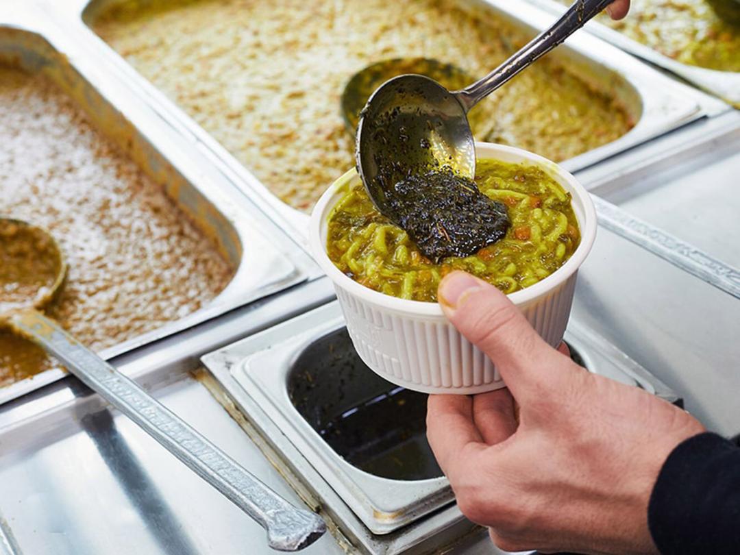 آش همراه با پیاز داغ در آش و حلیم سید مهدی