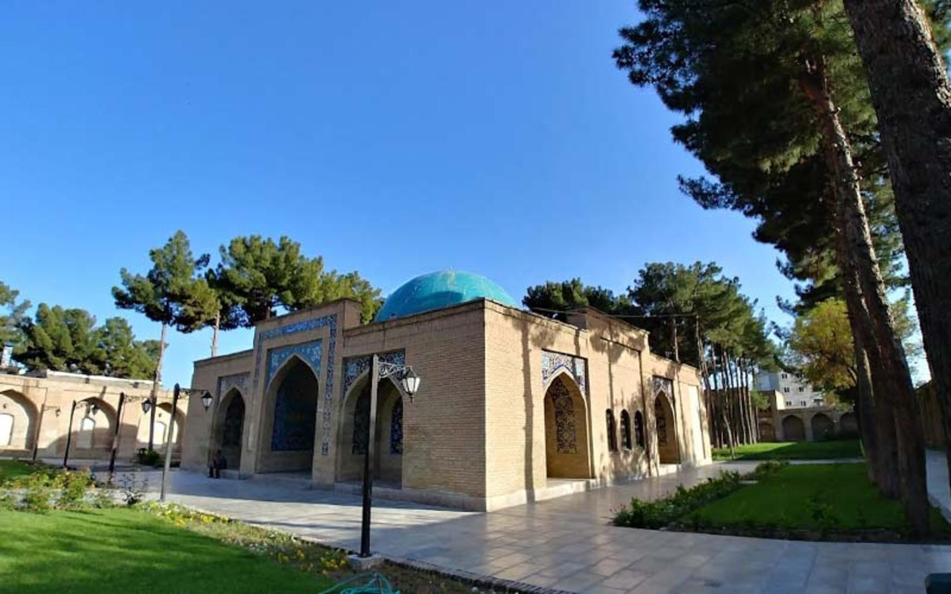 مقبره گنبددار ملاهادی سبزواری، منبع عکس: گوگل مپ، عکاس: احمدرضا کریم