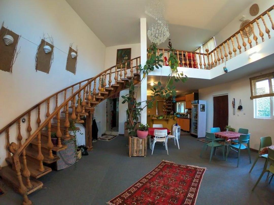 سالن بوم گردی متا فیروزکوه؛ منبع عکس وب سایت Persianbnb.com. عکاس نامشخص