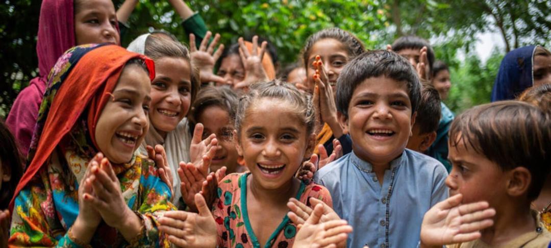 کودکان افغانستانی در حال دست زدن و شادی؛ منبع عکس: UNICEF Australia، عکاس: نامشخص