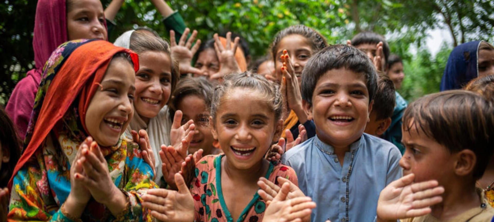 کودکان افغانستانی در حال دست زدن و شادی؛ منبع عکس: UNICEF Australia، عکاس: نامشخص