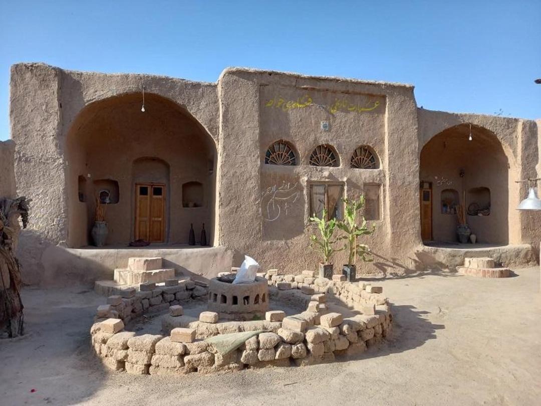حیاط بومگردی قلعه خواجه؛ منبع عکس وب سایت Balad.ir. عکاس نامشخص