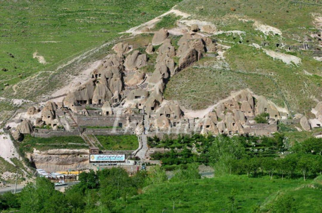 نمایی دور از هتل صخره‌ای لاله کندوان؛ منبع عکس: Travital، عکاس: نامشخص