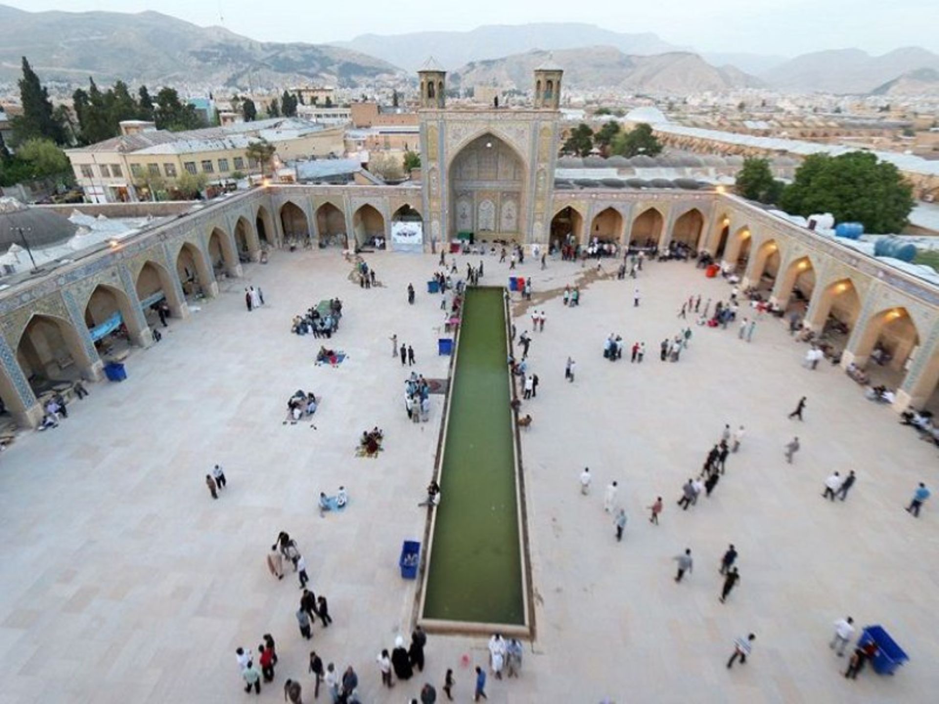 حیاط مسجد وکیل شیراز. منبع: گوگل مپ. عکاس: رامین گودرزی