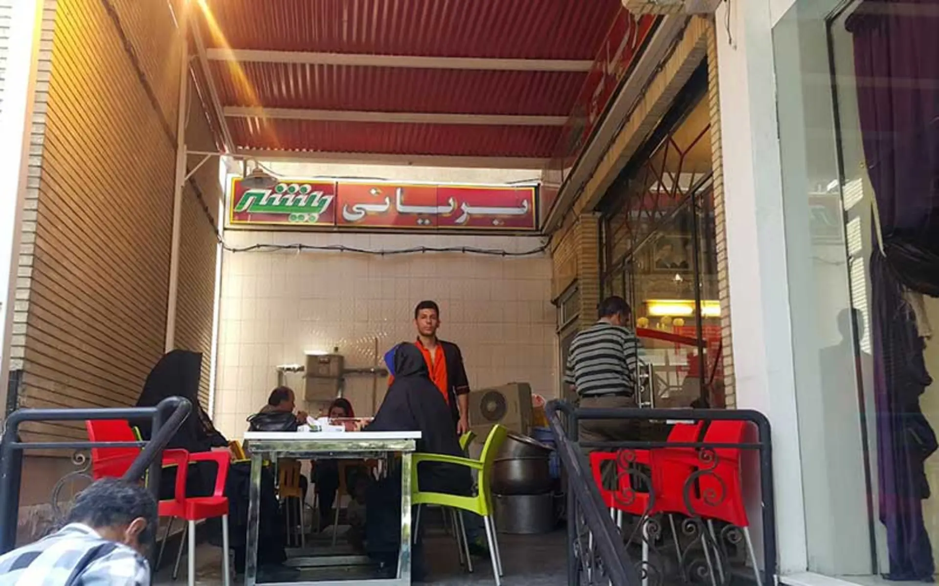 فضای داخلی بریانی شاد اصفهان، منبع عکس: گوگل مپ، عکاس: مهدی ربیع