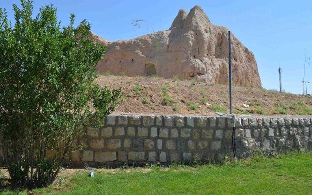 بقایای قصر سرخ بهرام گور در صفاشهر، منبع عکس: گوگل مپ، عکاس:  Tienti Ti