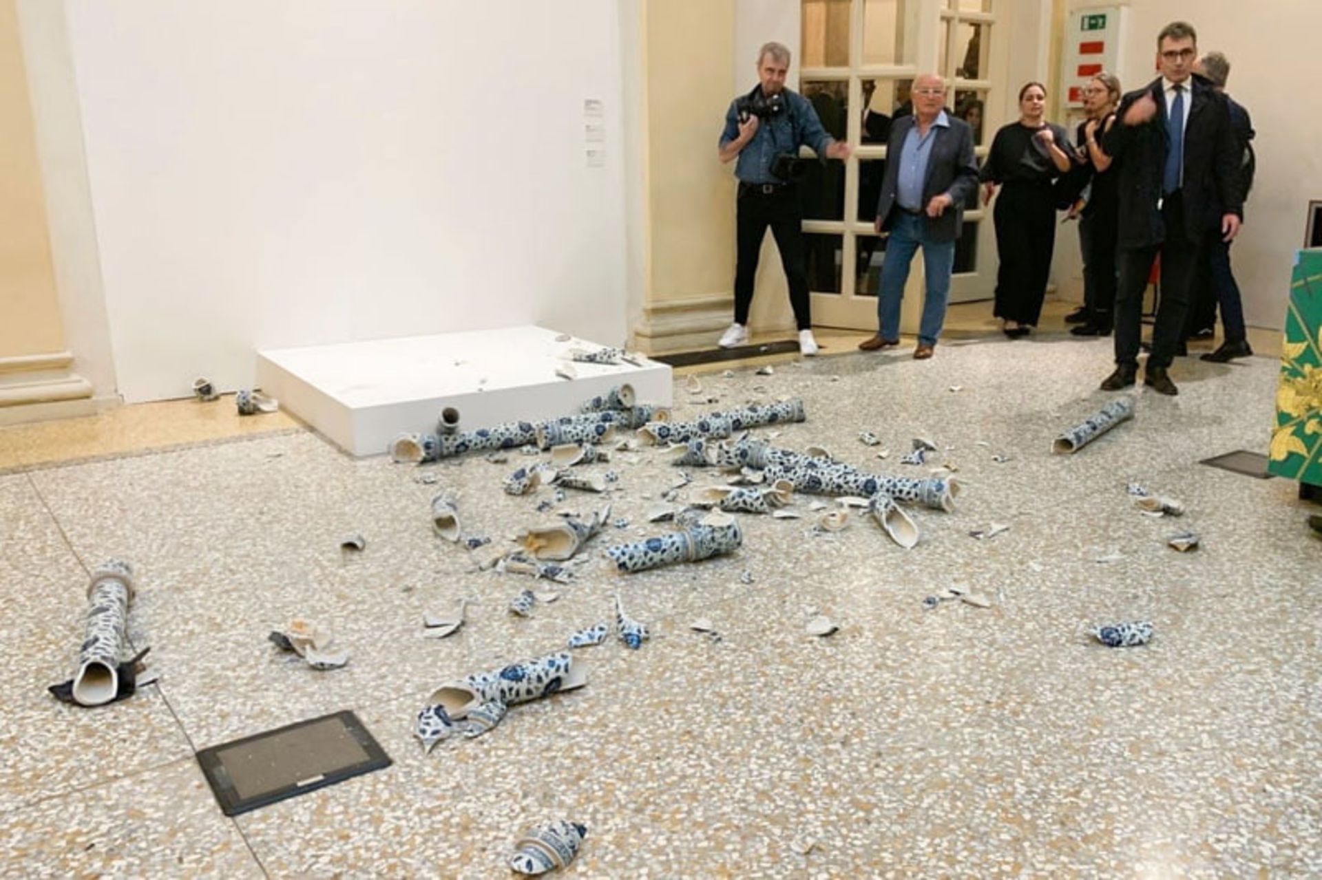اثر چینی شکسته شده توسط یک مرد در افتتاحیه نمایشگاه «آی وی‌وی» (Ai Weiwei) در ایتالیا