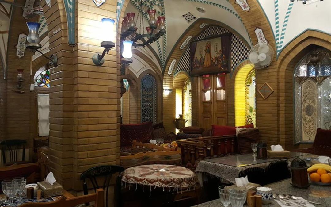 فضای داخلی رستوران باغ صبا، منبع عکس: گوگل مپ، عکاس: محمد هادی علی اکبر 