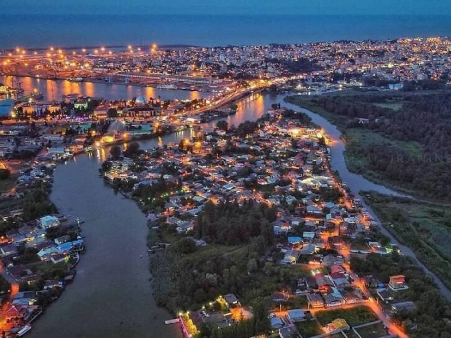 شهر بندر انزلی در شب؛ منبع عکس: وب سایت خبر آنلاین. عکاس: نامشخص