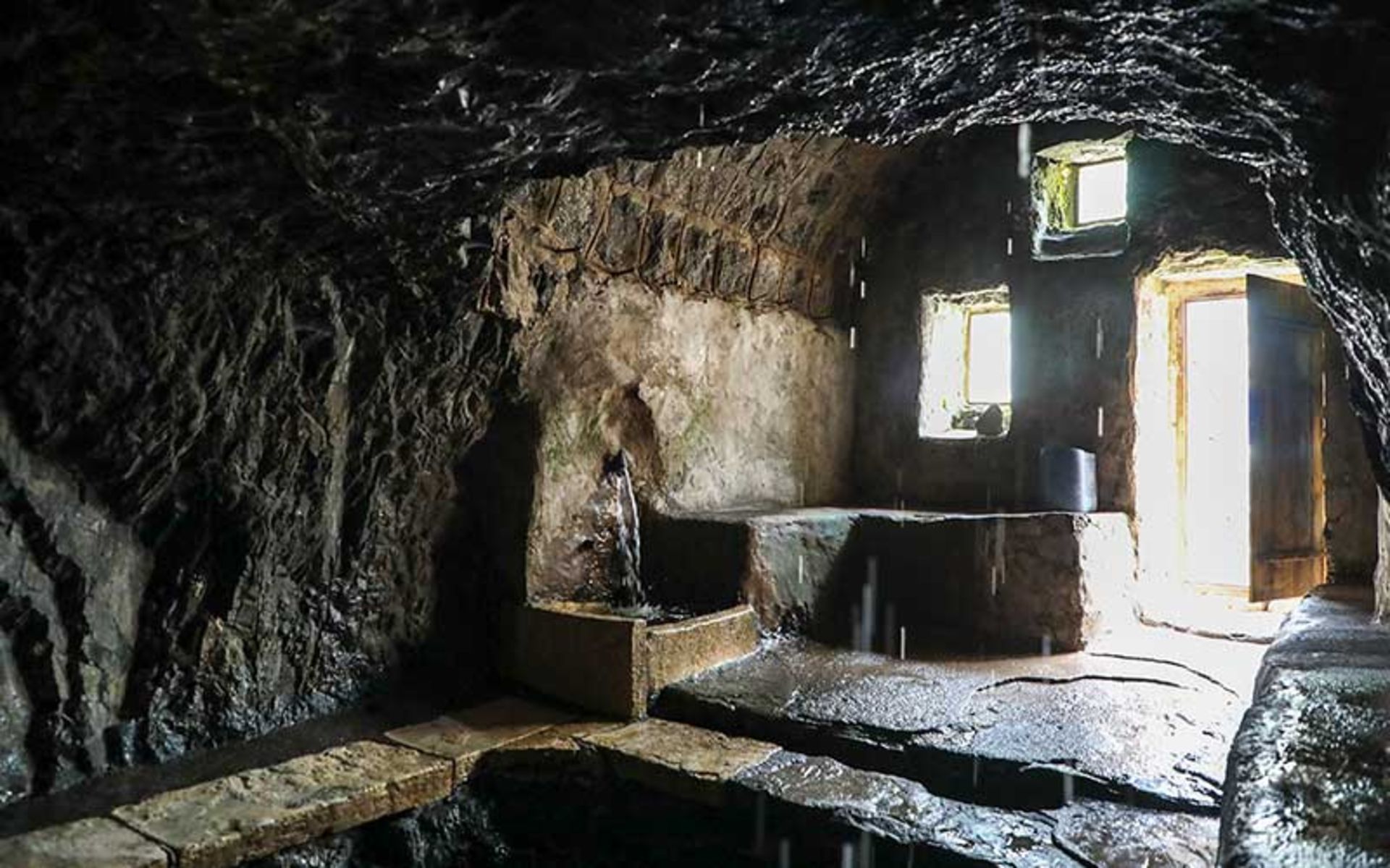 داخل حمام سنگی گیوی، منبع عکس: گوگل مپ، عکاس: شاهرخ زندیه وکیلی