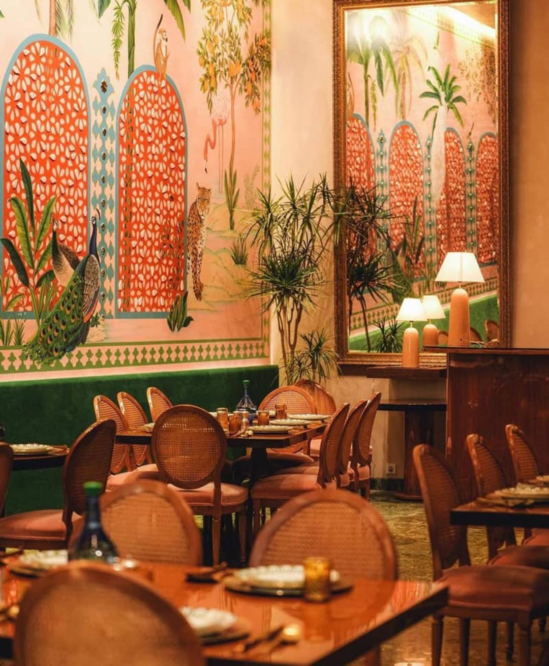 دیوارهای نقاشی‌شده رستوران دیوان؛ منبع عکس: اینستاگرام divanrestaurant، عکاس: نامشخص