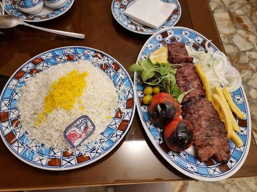 کباب برگ رستوران شرزه؛ منبع عکس گوگل مپ. عکاس Reza Sattarzadeh Nowbari