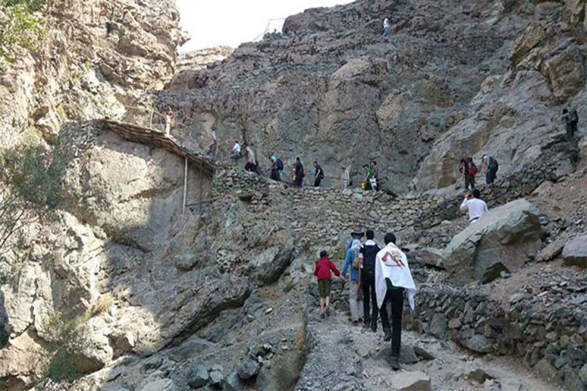 کوهنوردی در پلنگچال؛ منبع عکس: بریم سفر ؛ عکاس: نامشخص