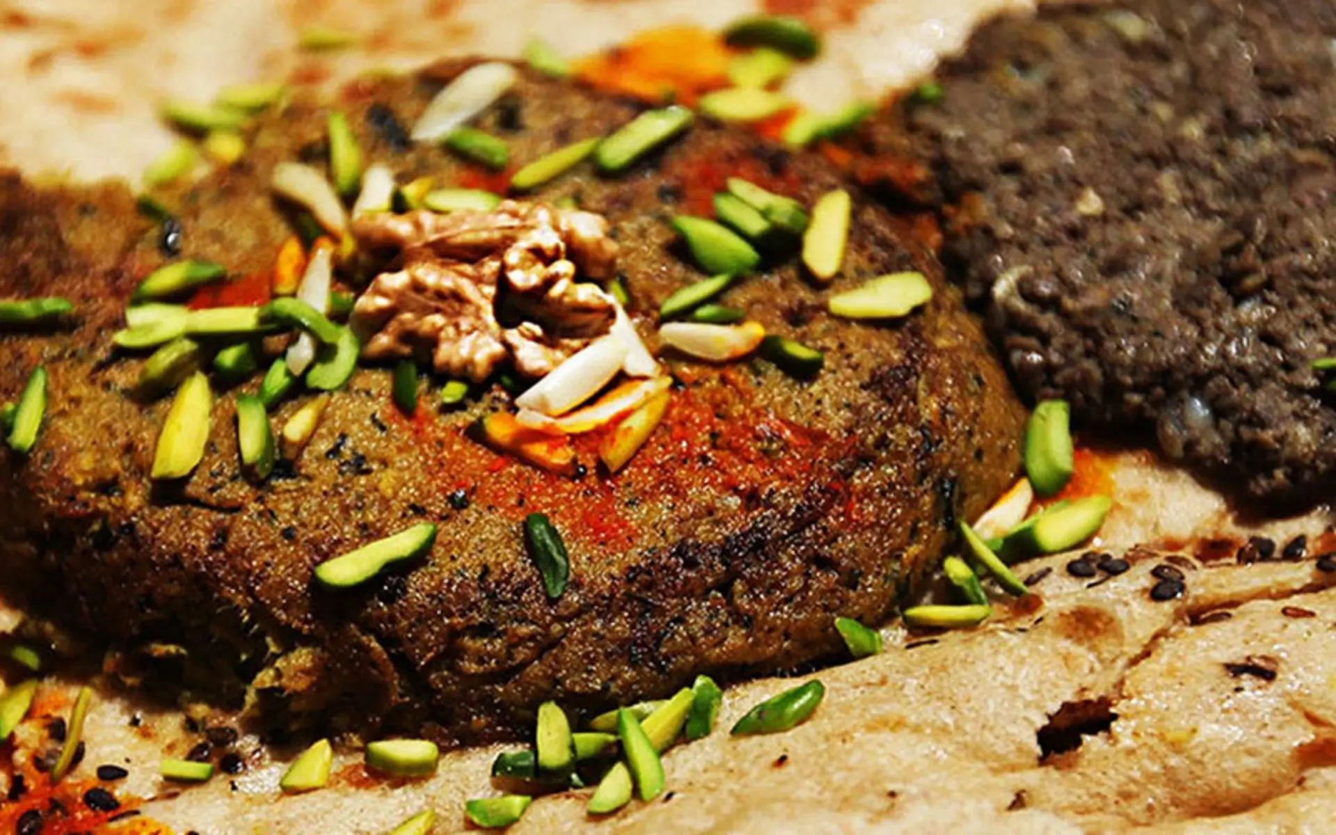بریانی اصفهان همراه با مغز پسته و نان سنگک؛ منبع عکس: اسنپ مارکت؛ عکاس: نامشخص