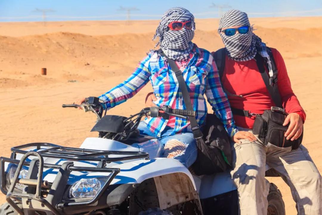 لباس های مناسب برای کویرگردی؛ منبع عکس: inspiringvacations.com؛ عکاس: نامشخص