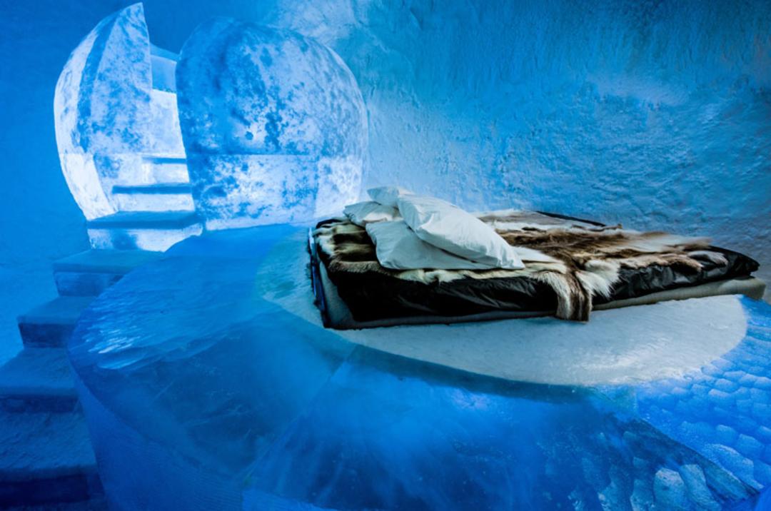 اتاق هتل یخ سوئد؛ منبع عکس: Conde Nast Traveler، عکاس: Asaf Kliger
