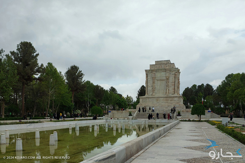 آرامگاه فردوسی و آسمان ابری. عکس از پوریا محمدی پیوند