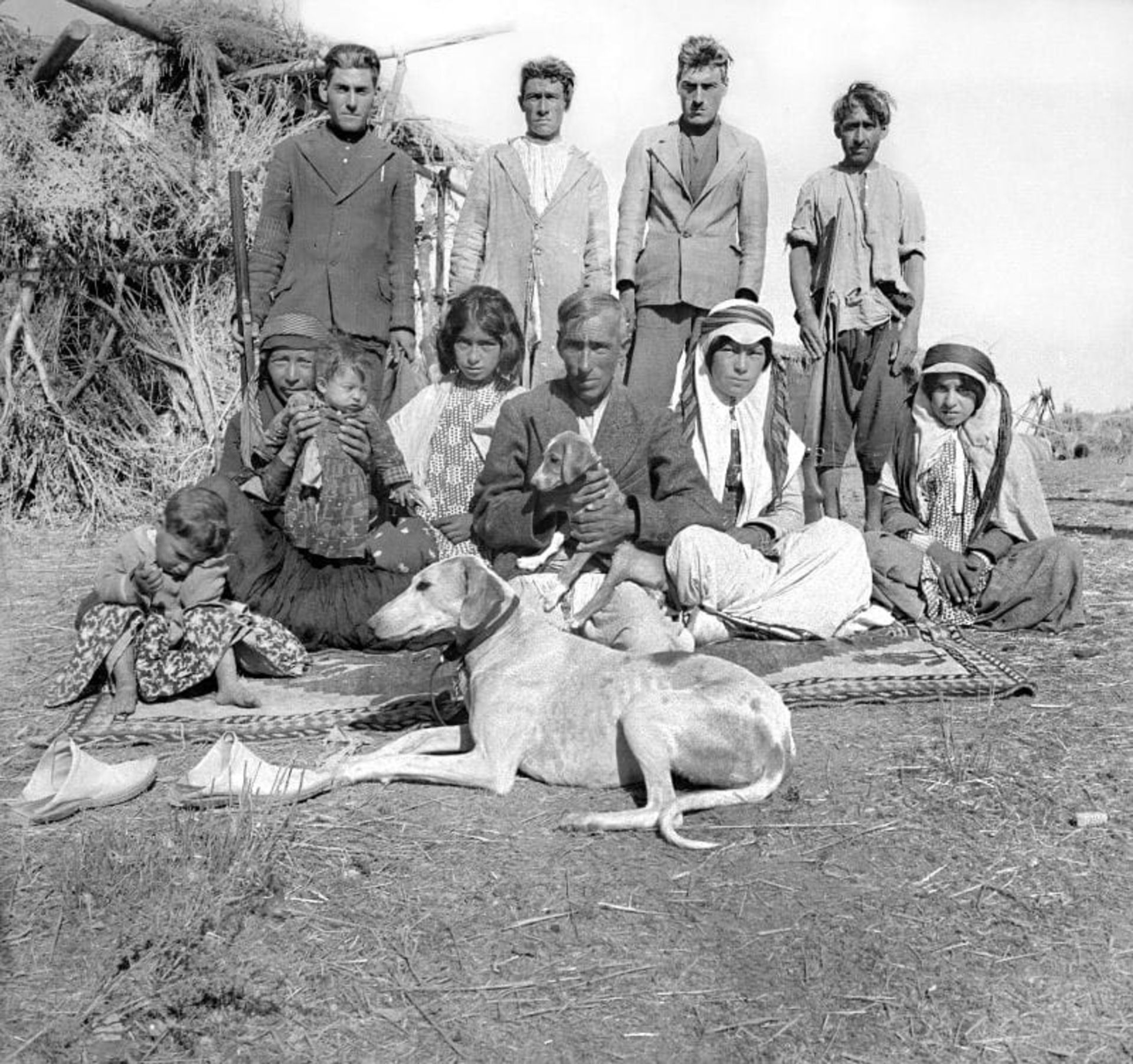 خانواده عشایری ایران قدیم به همراه سگ گله
