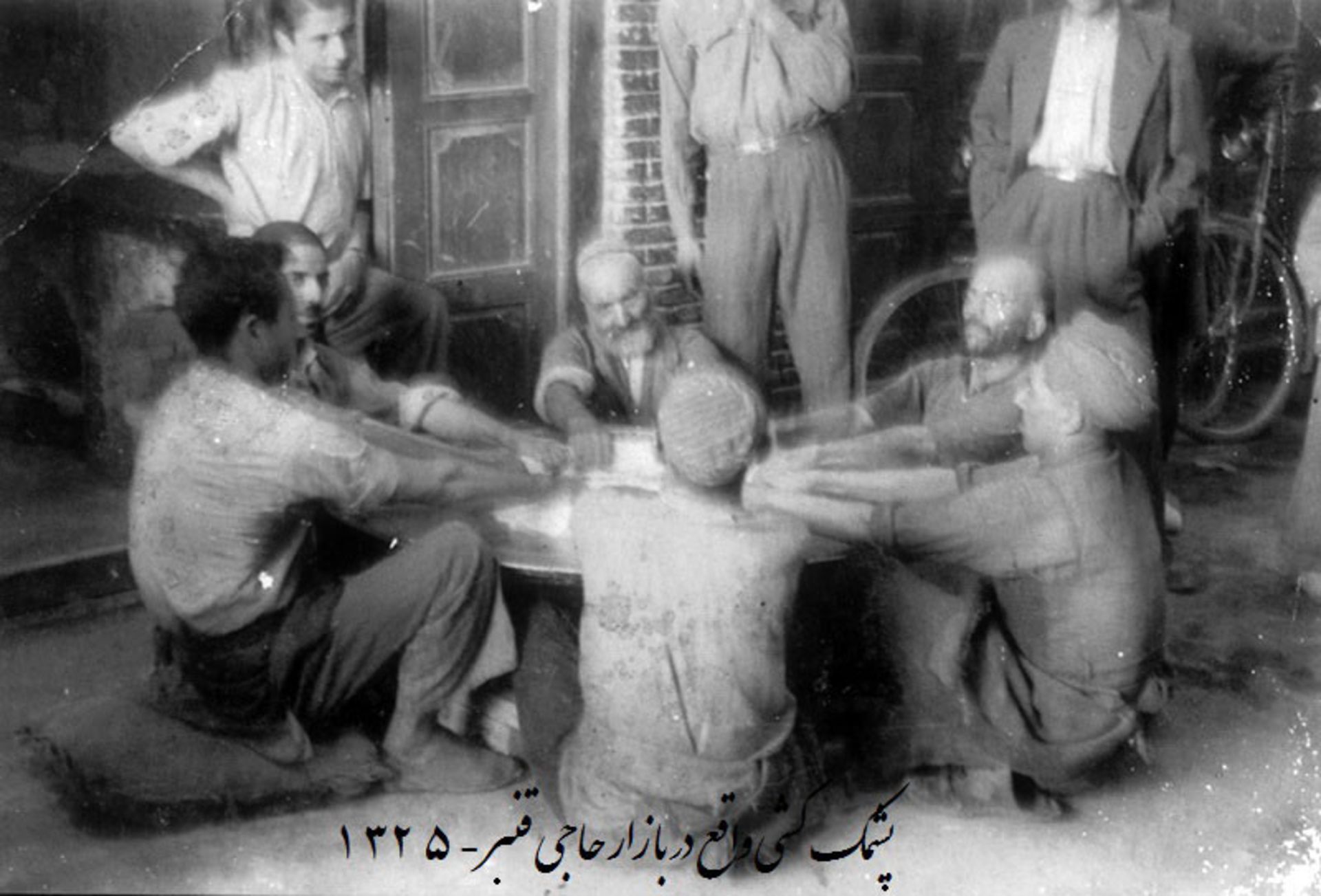 عکس تاریخی پشمک کشی در بازار حاجی قنبر یزد؛ منبع عکس: باشگاه خبرنگاران جوان؛ عکاس: نامشخص