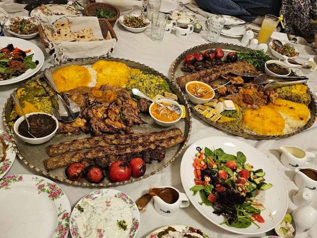 سینی های مجلسی رستوران هفت خوان؛ منبع عکس گوگل مپ. عکاس Salwa Al-jaber