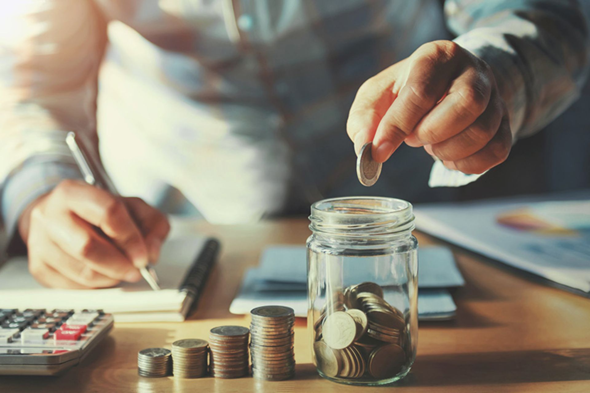 حساب و کتاب مالی قبل از سفر؛ منبع عکس: metrichand.com؛ عکاس: نامشخص