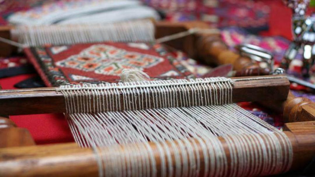 دار افقی گلیم و فرش؛ منبع عکس: وب سایت exircarpets؛ عکاس: نامشخص