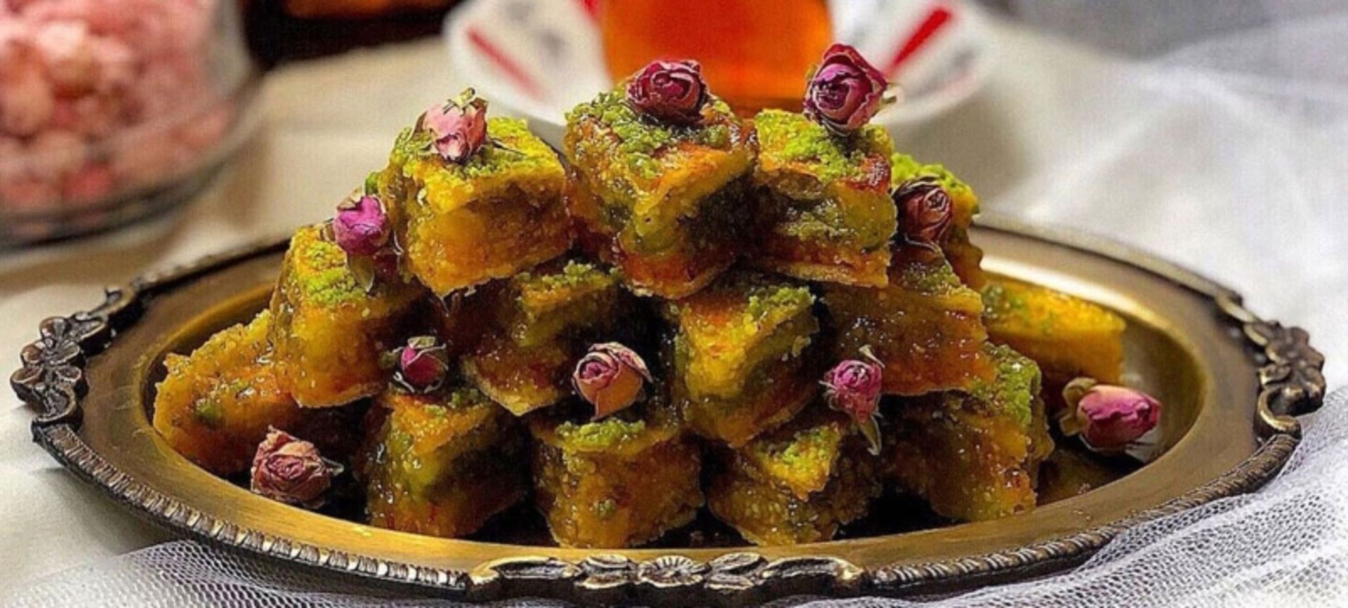 باقلوای ایرانی با تزیین گل محمدی؛ منبع عکس: سایت dorkam.com. عکاس: نامشخص