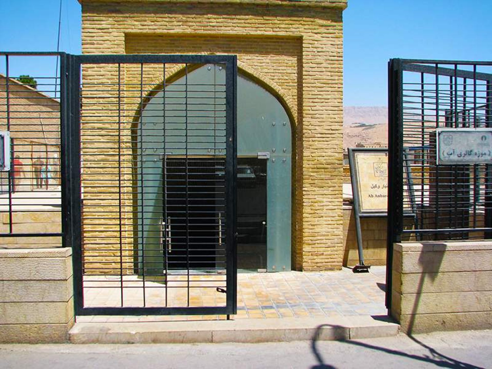 ورودی آب‌ انبار وکیل شیراز؛ منبع عکس:وب‌ سایت shirazgasht، عکاس: نامشخص