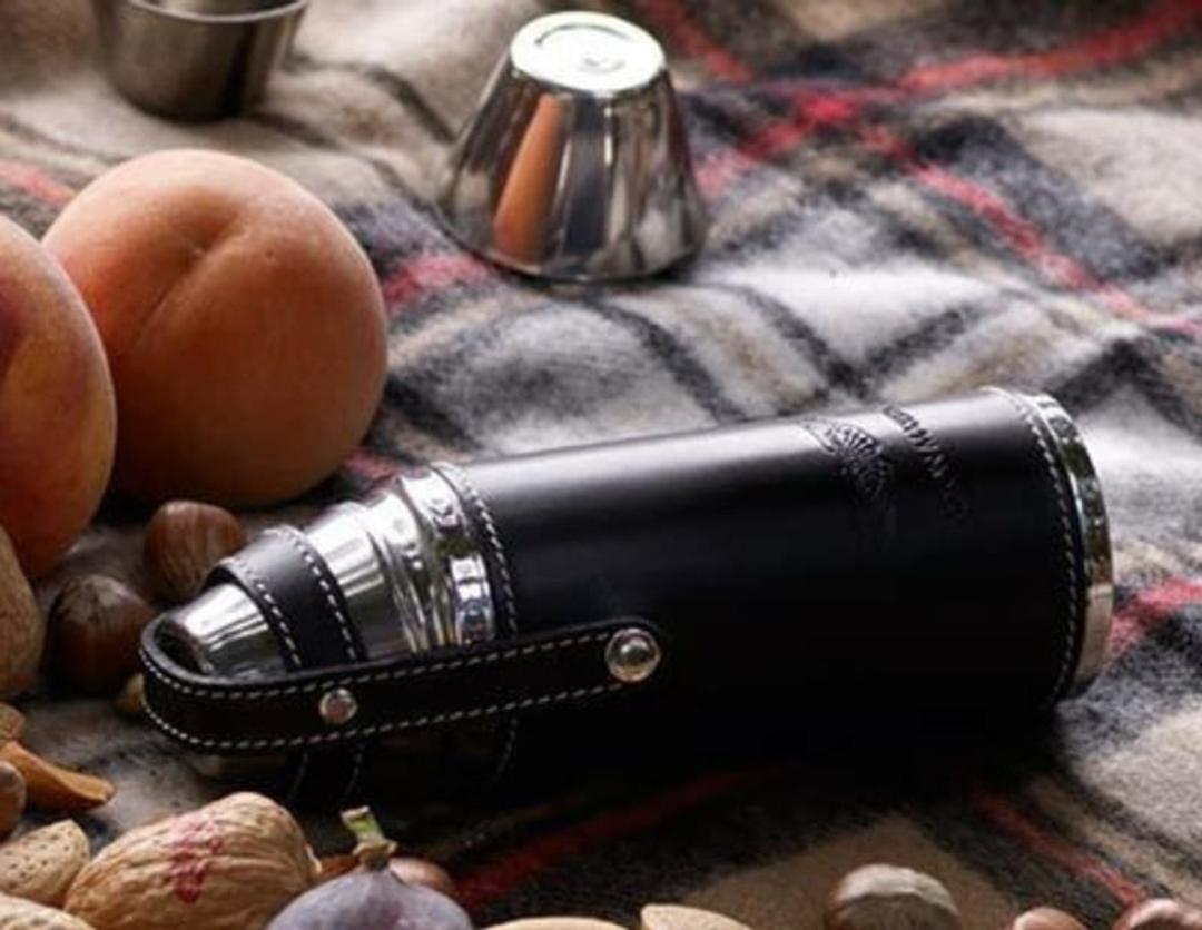 فلاسک مشکی برند استون، منبع عکسک سایت Aston Store، عکاس: نامشخص