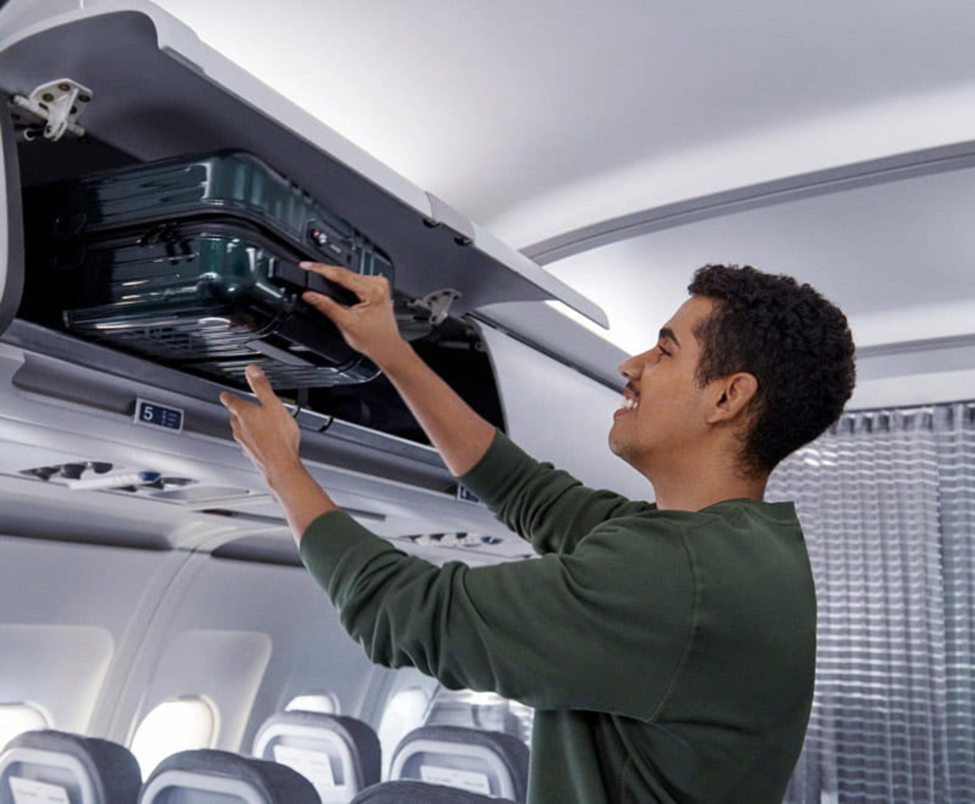 کیف دستی در محفظه هواپیما، منبع عکس: سایت finnair، عکاس: نامشخص