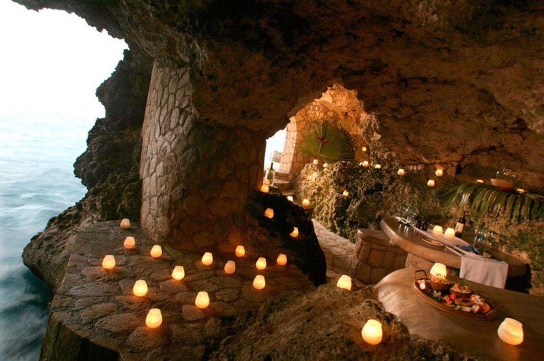 هتل غارها جامائیکا کنار اقیانوس؛ منبع عکس: The Caves Hotel، عکاس: نامشخص