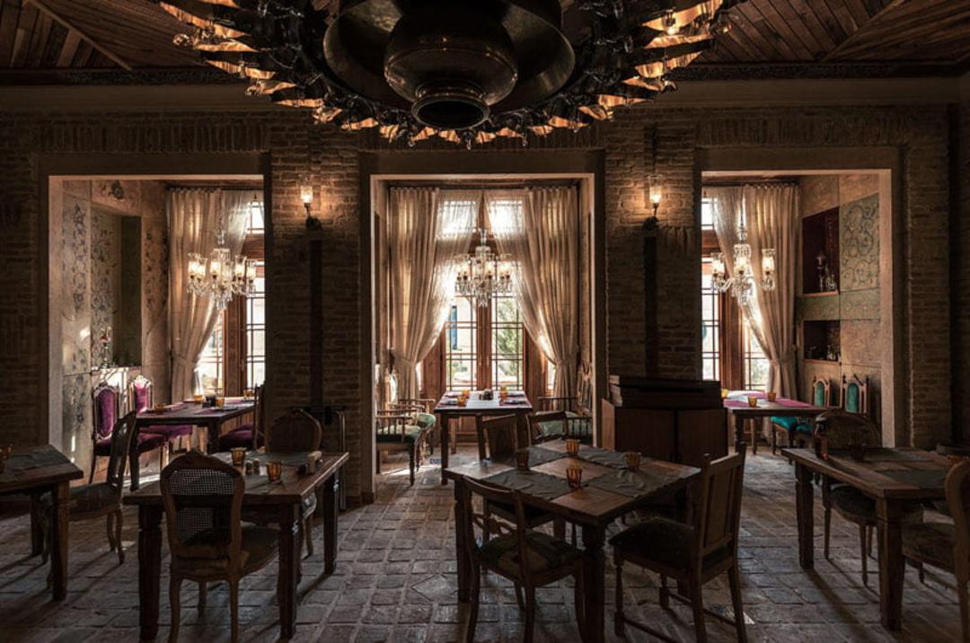 میز و صندلی ها و سالن رستوران حس توران تهران؛ منبع عکس: Living in Tehran، عکاس: نامشخص
