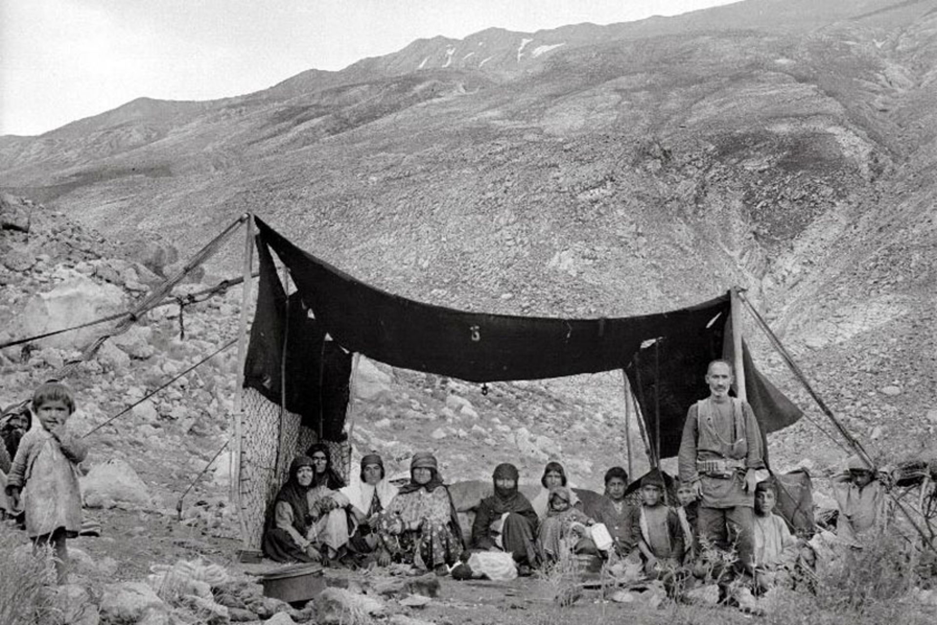 عکسی سیاه و سفید از عشایر ایران در سیاه چادر؛ منبع عکس: وب سایت vintag.es؛ عکاس: نامشخص