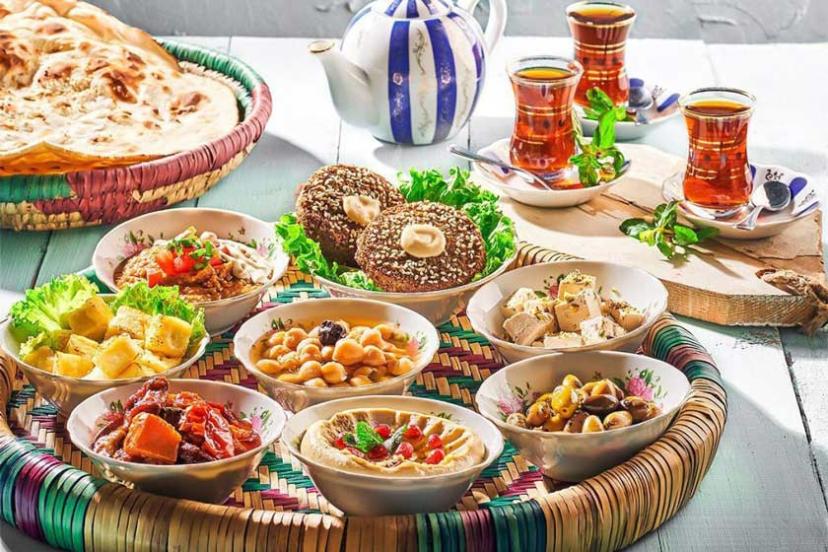 سینی صبحانه در کافه چای عربی دبی، منبع عکس: وب‌سايت Time Out Dubai، عکاس: نامشخص