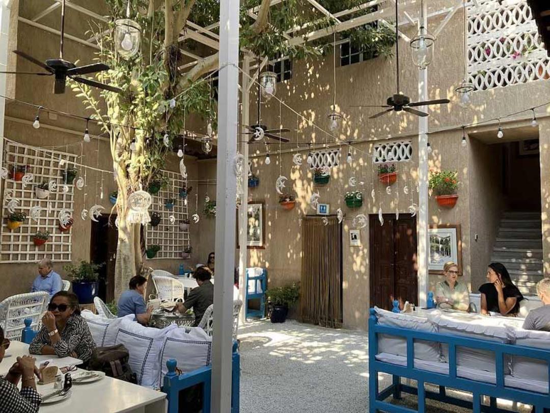 حیاط سنتی خانه چای عربی دبی، منبع عکس: سایت Happy Cow، عکاس: نامشخص