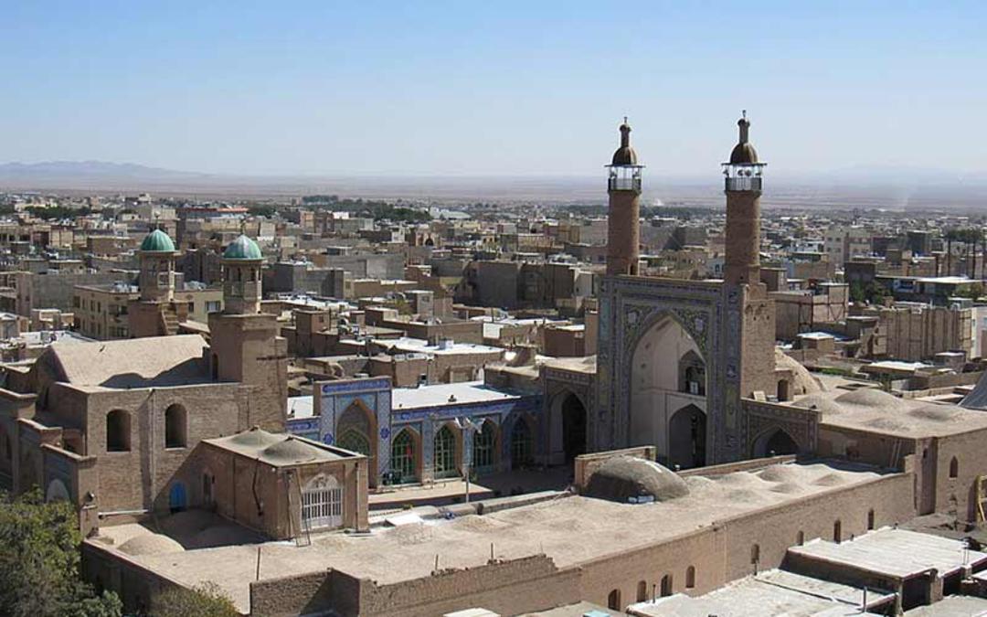 مناره و حیاط مسجد جامع سبزوار، منبع عکس: ویکی پدیا، عکاس: Ariaamiri 