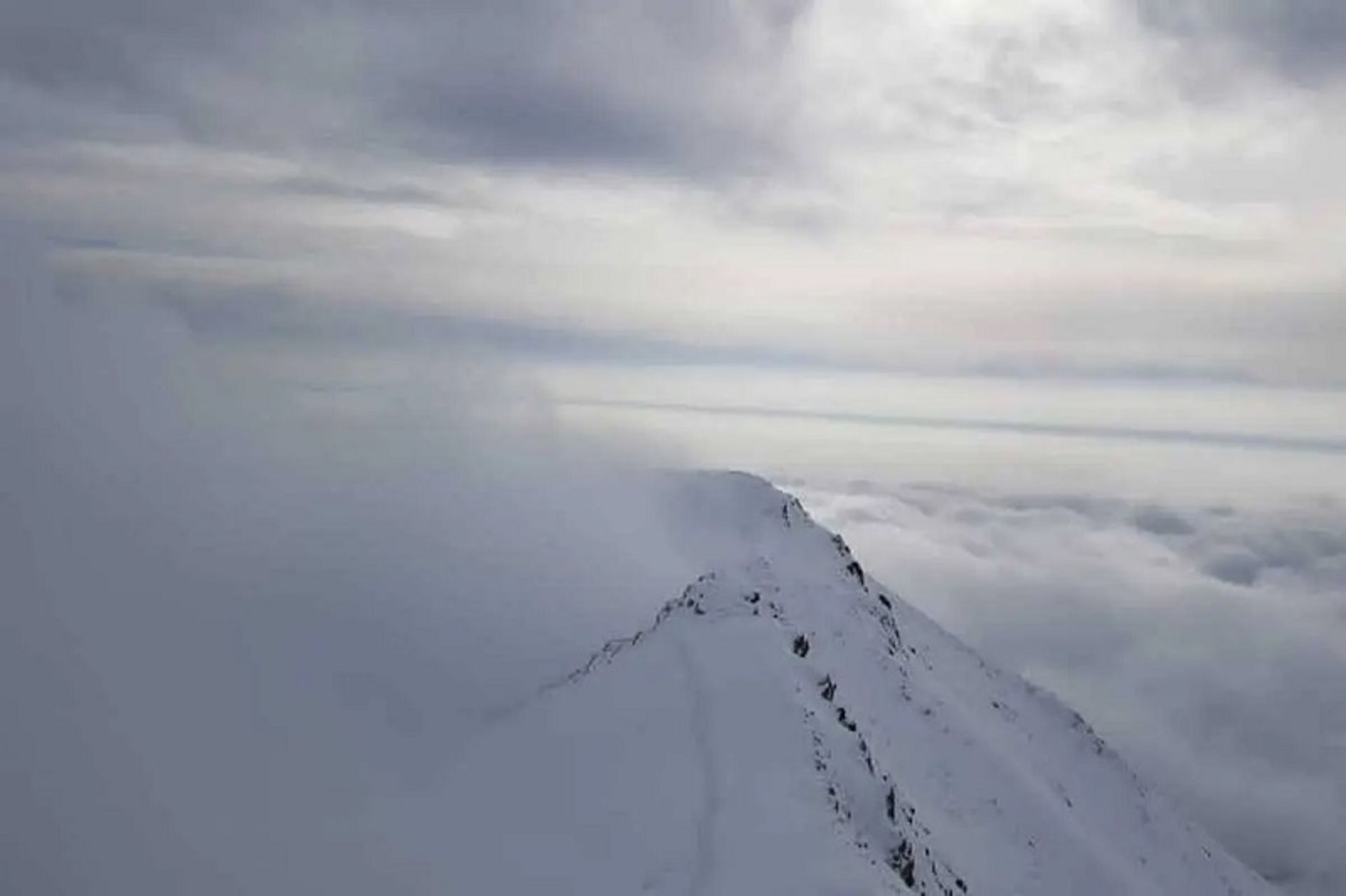 قله پلنگچال در برف و مه؛ منبع عکس: Tehran climbing؛ عکاس: نامشخص