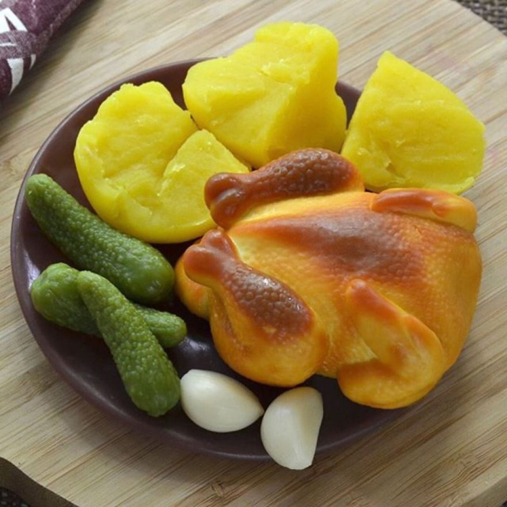 صابون به شکل مرغ بریان و دورچین